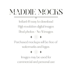 Op de afbeelding: Tekstafbeelding met de woorden "MADDIE MOCKS" in een gestileerd lettertype. De tekst hieronder luidt "Direct & gemakkelijk te downloaden Hoge resolutie digitale afbeeldingen Echte foto's - Geen AI-afbeeldingen Gekochte mockups zijn vrij van watermerken en logo's Afbeeldingen mogen worden gebruikt voor commercieel en persoonlijk gebruik"