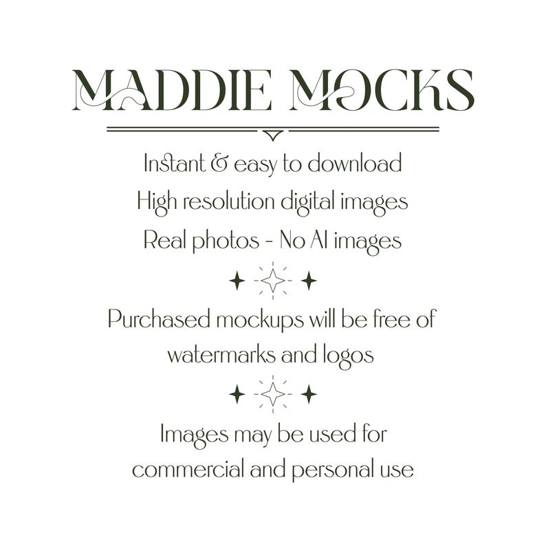 Op de afbeelding: Tekstafbeelding met de woorden "MADDIE MOCKS" in een gestileerd lettertype. De tekst hieronder luidt "Direct & gemakkelijk te downloaden Hoge resolutie digitale afbeeldingen Echte foto's - Geen AI-afbeeldingen Gekochte mockups zijn vrij van watermerken en logo's Afbeeldingen mogen worden gebruikt voor commercieel en persoonlijk gebruik"