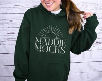 Maqueta de sudadera con capucha verde bosque Gildan 18500, maqueta de sudadera con capucha G185, maquetas de modelos reales, maquetas de POD de moda, estética bohemia simple