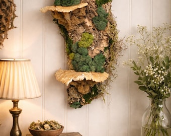 Arte mural con fragmentos de bosque profundo, decoración natural flotante, musgo y hongos preservados, arte mural terroso de estética cottagecore vertical.