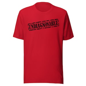 Odiagnostiserbar t-shirt med nött stämpel, röd grafisk t-shirt, djärv typografisk t-shirt, sarkastisk topp med statement, udda humorgåva, bekväm unisex-t-shirt