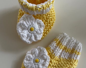 Handgestrickte Babyschuhe