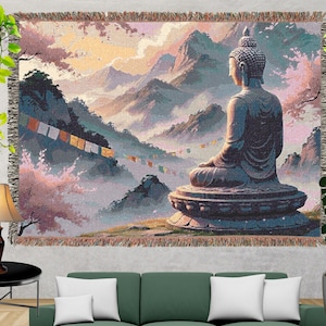 Könnte beinhalten: Ein gewebtes Wandtuch mit einer sitzenden Buddha-Statue in Meditation vor einer Kulisse aus nebligen Bergen und Kirschblüten. Das Kunstwerk verwendet sanfte Pastellfarben und enthält Gebetsfahnen, wodurch eine friedliche Szene entsteht.