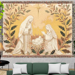 Könnte beinhalten: Gewebte Tapisserie, die die Weihnachtsgeschichte mit Maria, Josef und dem Jesuskind darstellt. Das Kunstwerk zeigt einen Stern, Stechpalme und eine warme Farbpalette aus Beige, Braun und Gold. Die Tapisserie ist mit einem dekorativen Rand und Fransen versehen.