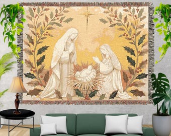 Pode incluir: Tapeçaria tecida retratando a cena da Natividade com Maria, José e o menino Jesus. A obra de arte apresenta uma estrela, azevinho e uma paleta de cores quentes de bege, castanho e dourado. A tapeçaria é emoldurada com uma borda decorativa e franjas.