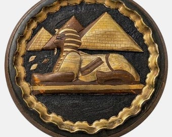 Plato egipcio de latón hecho a mano de 33,8 cm (13,3 pulgadas) con pirámides de esfinge y pátina oscura.
