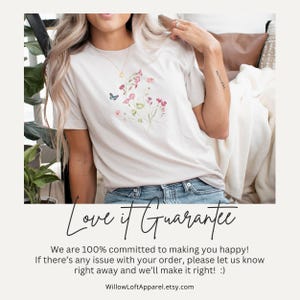Może przedstawiać: Beżowa koszulka z kwiatowym i motylkowym wzorem. Koszulka ma okrągły dekolt i kr&oacute;tkie rękawy. Tekst "Love it Guarantee" jest napisany kursywą. Dołączony jest r&oacute;wnież adres URL sklepu Etsy.