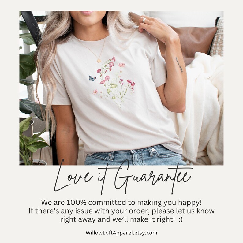 Może przedstawiać: Beżowa koszulka z kwiatowym i motylkowym wzorem. Koszulka ma okrągły dekolt i kr&oacute;tkie rękawy. Tekst "Love it Guarantee" jest napisany kursywą. Dołączony jest r&oacute;wnież adres URL sklepu Etsy.