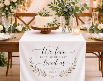 Letrero para mesa de boda cristiana, Amamos porque Él nos amó primero, 1 Juan 4:19, Camino de mesa con versículo bíblico, Decoración para recepción de boda con versículo bíblico