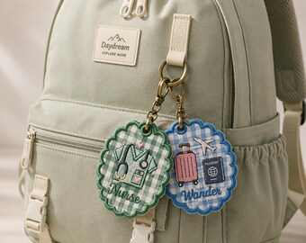Llavero bordado de viaje, dije para mochila de aventura, etiqueta para bolso de vacaciones, regalo para profesores, accesorio para la vuelta al cole, regalo para el aula