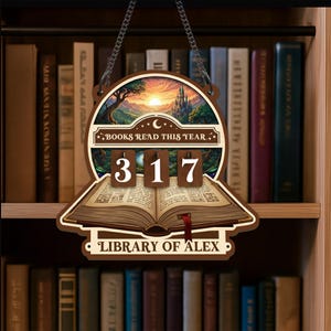 Puede incluir: Un letrero de madera con una cadena para colgar, con una escena de paisaje con un castillo y el texto "BOOKS READ THIS YEAR" y "LIBRARY OF ALEX". El letrero muestra el número "317" sobre un libro abierto.