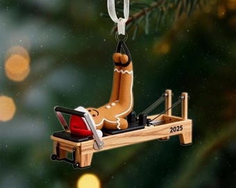 Gepersonaliseerde peperkoek pilates ornament 2025, aangepaste naam hervormer instructeur cadeau, pilates liefhebber kerstboom decor, fitness ornament