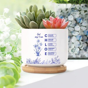 Personlig Gud säger jag är växtkruka – Anpassad namnfödelseblomma i keramik med bibelversgåva - Toile De Jouy Design