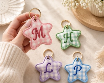 Llavero bordado con monograma personalizado, llavero con inicial personalizada para niños, etiqueta bordada para bolso, regalo de regreso a clases, adorno para bolso de cuadros vichy