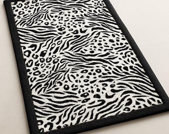 Tapete tufado à mão com estampa animal em preto e branco: mistura de leopardo e zebra, tapete moderno e marcante.