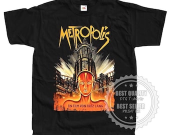 May include: Black t-shirt with a graphic print of the movie Metropolis. The graphic features a robot head with a cityscape in the background. The text "METROPOLI'S" and "EIN FILM VON FRITZ LANG" is printed on the shirt.