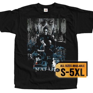 Peut inclure: T-shirt noir avec un motif représentant des personnages du film "Matrix". Le motif comprend Néo, Trinity, Morpheus et l'agent Smith. Le texte "Matrix" est imprimé sous le motif. Le t-shirt est disponible en tailles S-5XL.