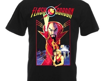 Puede incluir: Camiseta negra con un estampado gráfico de la película "Flash Gordon". El gráfico presenta a Ming el despiadado, Flash Gordon y Dale Arden.