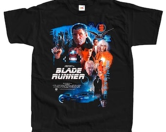 Puede incluir: Camiseta negra con un estampado gráfico de la película Blade Runner. El estampado presenta un collage de personajes y escenas de la película, incluyendo a Harrison Ford como Rick Deckard, Sean Young como Rachael, y el icónico coche volador.