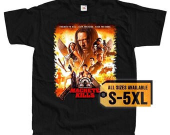 Könnte beinhalten: Schwarzes T-Shirt mit einem Aufdruck des Films "Machete Kills" mit Danny Trejo. Der Aufdruck ist vor einem feurigen Hintergrund mit dem Text "Trained to Kill. Left for Dead. Back for More." und "Machete Kills". Das T-Shirt ist in den Größen S-5XL erhältlich.