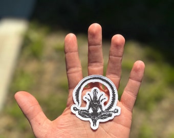Pegatina de extraterrestres meditando xenomorfos