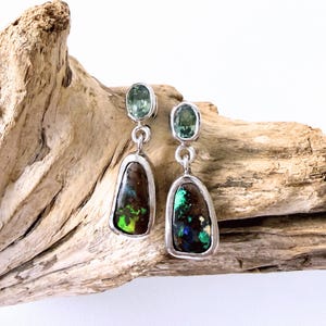Australische boulder opaal oorbellen met zeeschuim groene saffier | Handgemaakt van 925 sterlingzilver