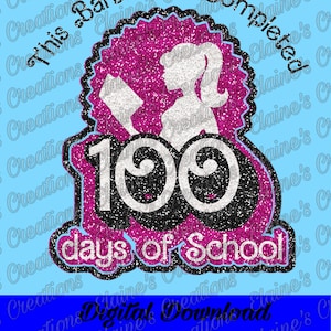 Peut inclure: Graphique de téléchargement numérique sur fond bleu clair. Le motif présente un emblème rose scintillant avec le texte "This Barbie has completed" et "100 days of school". Une silhouette de femme est au centre. Les mots "Digital Download" et "PNG FILE" sont en bas.