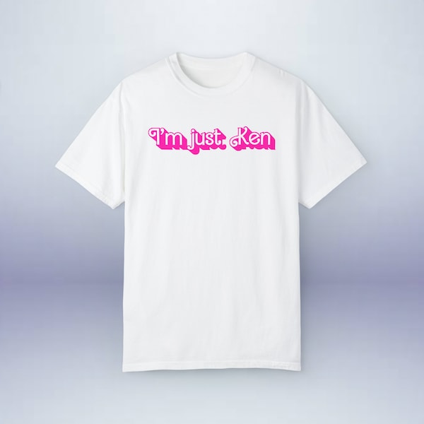 Camiseta I'm Just Ken - Letras de la canción de Ryan Gosling en diseño original de fuente Hot Pink - Colores cómodos premium