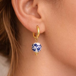 Pendientes de aro de porcelana azul y blanca, chapados en oro de 18 quilates.