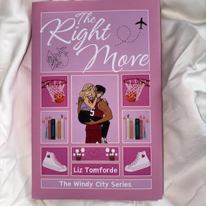 Peut inclure: Couverture de livre rose avec le titre "The Right Move" en texte blanc. La couverture présente des illustrations d'un couple, de paniers de basket-ball, de livres et de baskets. Le nom de l'auteur, "Liz Tomforde", et le titre de la série, "The Windy City Series", sont également inclus.