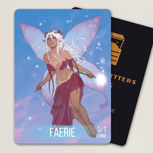 Puede incluir: Una tarjeta de arte de fantasía que presenta un hada con cabello blanco, un vestido rojo y grandes alas de color púrpura claro. La tarjeta está etiquetada como "FAERIE" y "1/1 FLYING". Detrás hay una tarjeta negra con texto dorado.