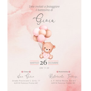 Può includere: Un invito per il battesimo di un bambino con uno sfondo ad acquerello nei toni del rosa. L'invito presenta un orsetto che tiene dei palloncini, il nome "Gioia" e la data "26 DICEMBRE". Il testo include l'ora, la chiesa e i dettagli del ricevimento.