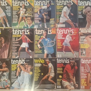 Puede incluir: Una colección de revistas "tennis" vintage. Las portadas presentan jugadores de tenis en acción, retratos y titulares. Las revistas son de varios colores, con el logotipo "tennis" en un lugar destacado.