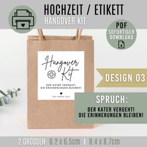 Könnte beinhalten: Eine braune Papiertüte mit einem weißen Etikett, auf dem in schwarzer Schrift "Hangover Kit" steht. Das Etikett enthält auch ein kleines Pluszeichen und den Text "Der Kater vergeht! Die Erinnerungen bleiben! Oh Happy Day". Die Tüte steht auf einer grünen Oberfläche. Der Text "DESIGN 03" befindet sich in der oberen rechten Ecke des Bildes. Der Text "SPRUCH: Der Kater vergeht! Die Erinnerungen bleiben!" befindet sich in der unteren rechten Ecke des Bildes. Der Text "2 GRÖSSEN 6.2 x 6.5cm | 8.4 x 8.7cm" befindet sich am unteren Rand des Bildes.