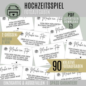 Könnte beinhalten: Eine Sammlung weißer Karten mit schwarzem Text, die für ein Hochzeitsspiel entworfen wurden. Die Karten enthalten Aufforderungen zum Fotografieren, mit Sätzen wie "Kuss des Abends" und "Selfie". Das Design enthält ein Druckersymbol und die Worte "90 kreative Fotoaufgaben".