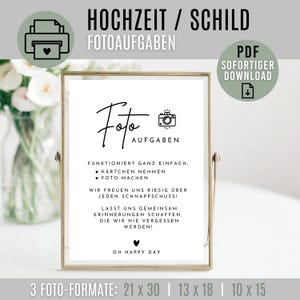 以下が含まれることがあります： 「Foto Aufgaben」の文字と写真の撮り方の説明が書かれた額入りのサイン。 金色のフレームに入っており、下部には「Oh Happy Day」の文字が入っています。 サインは3つの写真サイズで利用できます：21 x 30 cm、13 x 18 cm、10 x 15 cm。