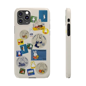 Op de afbeelding: Een witte iPhone-hoes met een collage van kleurrijke vintage postzegels met een cartoonkonijn. De postzegels hebben tekst in het Japans, Nederlands en Engels. De hoes heeft een uitsparing voor de camera.