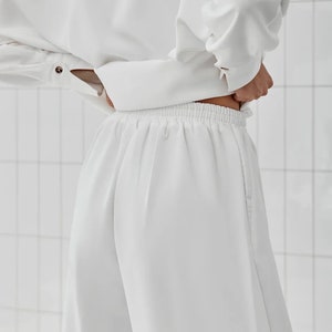 Tailleur-pantalon de mariée, Costume blanc pour femme, Vêtements faits main, Costume de mariage lesbien, Ensemble tailleur minimaliste pour femme, Costume de mariage pour femme, Cadeau d'anniversaire image 8