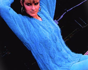 Einfach sperriger Pullover mit Zopfmuster und V-Ausschnitt, schnell mit großen Nadeln zu stricken.