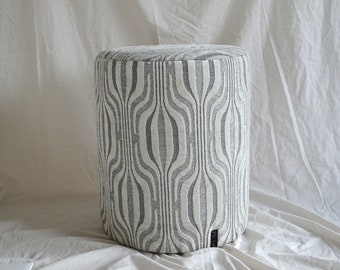 Pouf unique Chloé avec tissu à imprimé organique dans des tons gris raffinés !