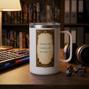 Puede incluir: Un termo blanco con tapa y asa plateadas. El termo presenta una etiqueta decorativa con el texto "Paciencia: 20, Creatividad: 20, Suerte con los dados: -2". Un juego de dados está junto al termo.