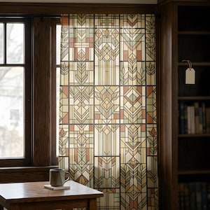 Puede incluir: Una cortina de ventana translúcida con un patrón geométrico de vidrieras en tonos verde salvia, terracota y crema. El diseño consta de paneles verticales repetitivos con motivos estilizados de hojas y diamantes delineados en marrón.