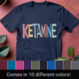 Camiseta colorida com estampa de cetamina, design de letras divertido, moda divertida para festivais, ideia de presente única para amigos criativos