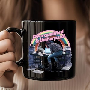 Tazza da caffè "Superqualificato e sottopagato", regalo umoristico per ufficio, design con cartoni animati divertenti, tazza in ceramica di alta qualità, disponibile in 11 oz e 15 oz.