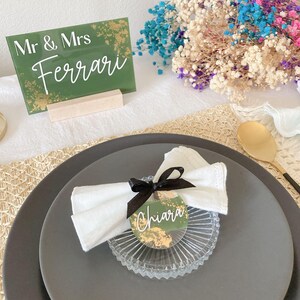 Marque-Place Mariage Vert Olive avec Dorure | Carte Nom en Acrylique Personnalisée | Déco de Table Élégante et Rustique
