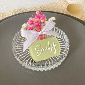 Cartão de Nome Magnético com Mini Flores Secas | Marcador Personalizado em Acrílico para Casamento Rústico | Lembrança de Convidados