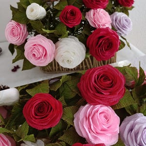 Rosa fatta a mano in carta crespa – decorazione di rose di carta regalo – decorazione floreale matrimonio compleanno – fiori di carta festa della mamma, decorazione di fiori di carta