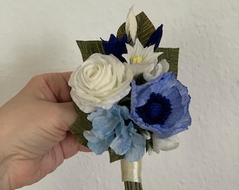 Handgefertigte Boutonnière aus Krepppapier – Hochzeitsanstecker in Blau und Ivory