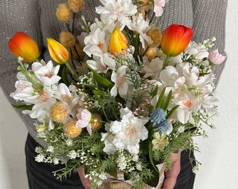 Spring decoration with tulips & daffodils – Handmade flower arrangement – artificial flower decoration – Easter decoration gift, unique Mother's Day