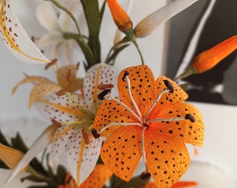 Lirio de papel crepé, flor de papel hecha a mano, papel italiano, decoración floral, idea de regalo, decoración de verano, artículo único, decoración de papel, Día de la Madre